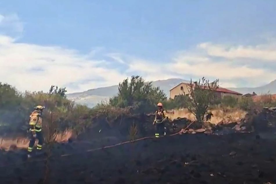 Feuerwehrleute bei der Bekämpfung des Waldbrands im Gebiet La Mierla.