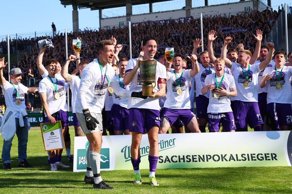 Martin Männel (38, l.) und Marcel Bär (34) kennen das Gefühl eines Derbysieges in Zwickau - im Mai gab's für das 2:0 den Sachsenpokal.