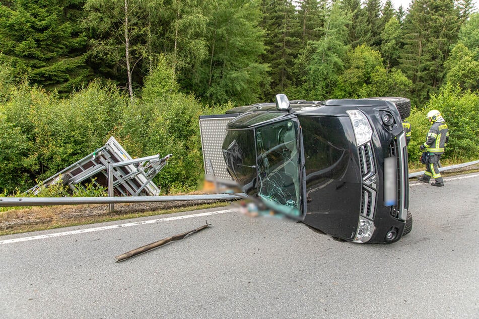 Der Pickup kippte auf die Seite, der Anhänger landete im Graben.