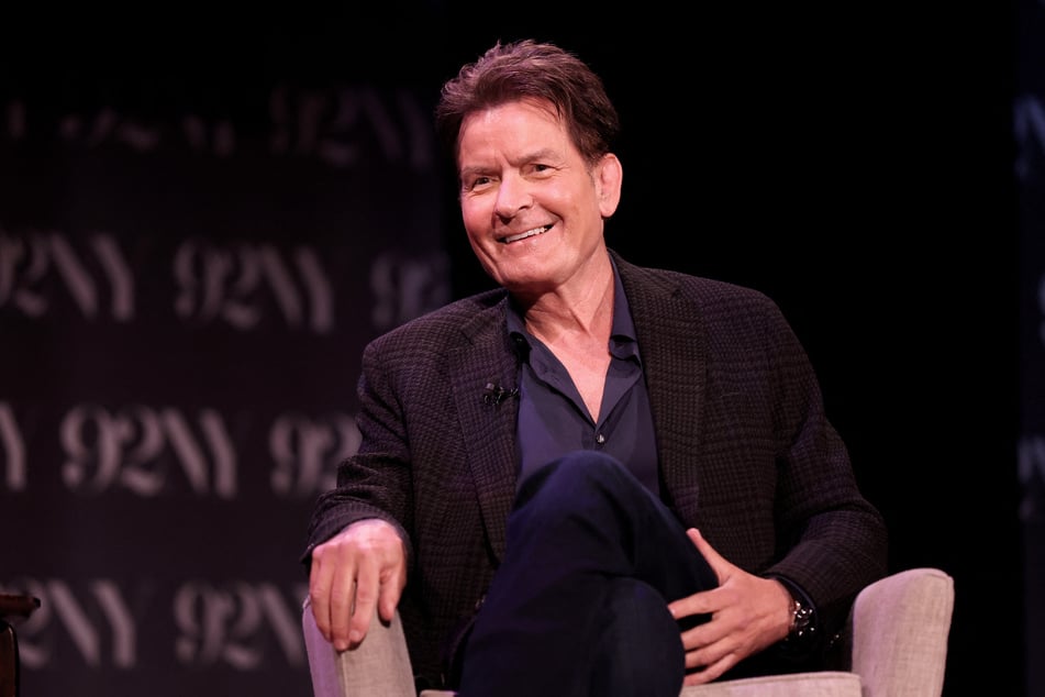 Charlie Sheen (60) ha dado un giro total a su vida.