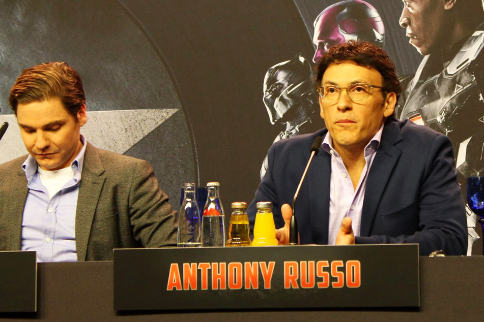 Anthony Russo (50, r.) am 21. April 2016 bei der Pressekonferenz zu "The First Avenger: Civil War" im Berliner Hotel Ritz-Carlton an der Seite vom deutschen Schauspielstar Daniel Brühl (42, l.).