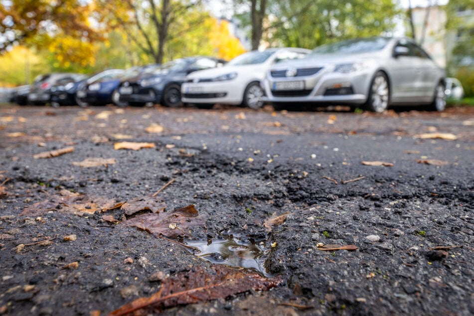 Der städtische und kostenlose Parkplatz an der Straße Usti nad Labem 103 ist vergleichsweise in einem schlechten Zustand.