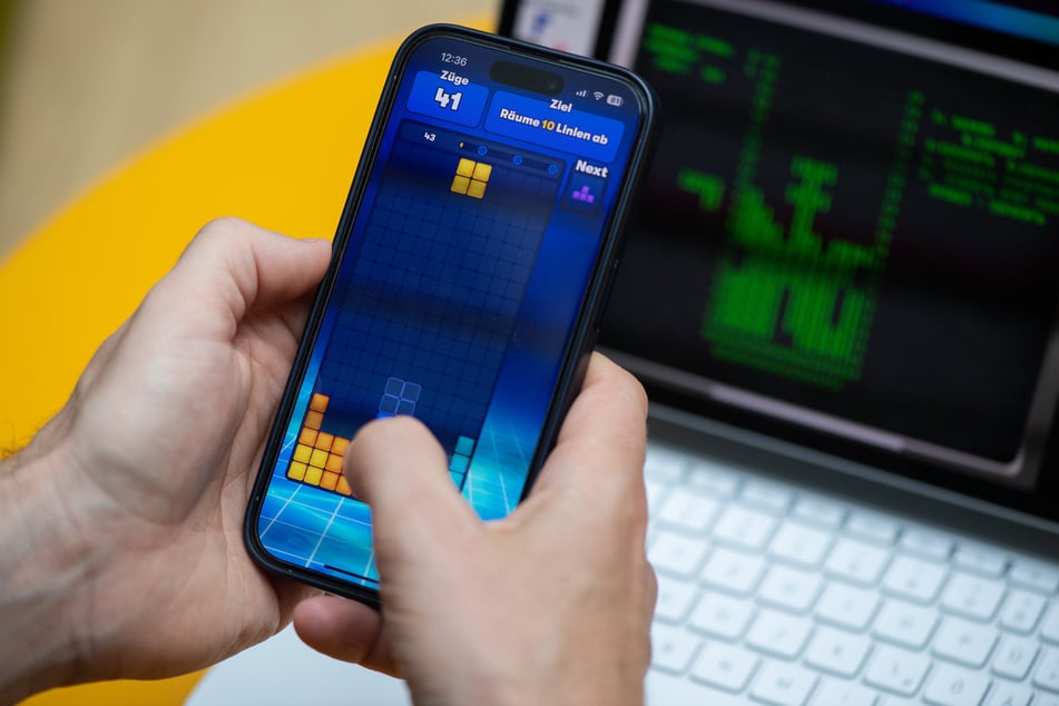 Die meisten dürften Tetris vom Gameboy kennen, inzwischen kann das Spiel aber auch auf dem Smartphone gespielt werden.