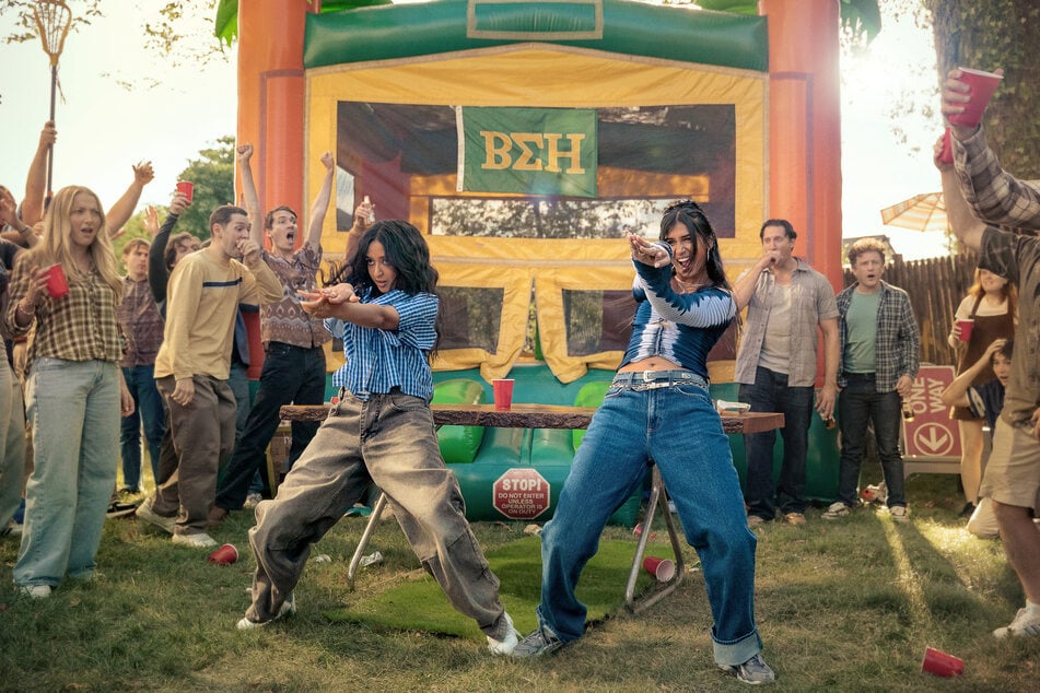 Ab April 2020 sorgte Maitreyi Ramakrishnan (24) in "Noch nie in meinem Leben" für viel Lachen und Fremdschämen. In "Best of the Best" (links im Foto) zeigt sie sich jetzt von ihrer tänzerischen Seite.