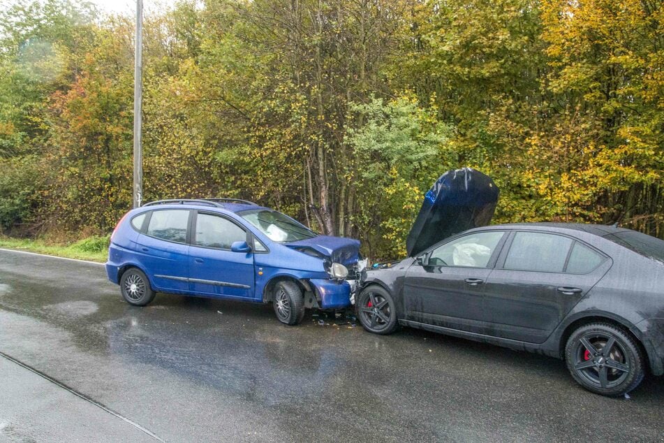 Die regennasse Fahrbahn wurde am Freitag zwei Autos zum Verhängnis.