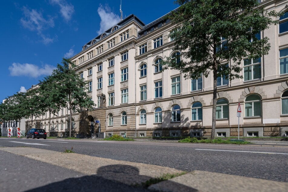 Beim Beschmieren der Fassade des Direktionsgebäudes der Polizei in der Hartmannstraße wurde am Freitag ein Sprayer (39) erwischt. (Archivbild)