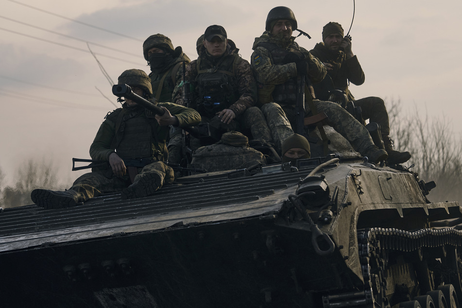 Die Kämpfe um die Ukraine Stadt Bachmut würden zeigen, dass Russland bereit sei, für minimale Gewinne viele Soldaten aufzuopfern, so Stoltenberg.