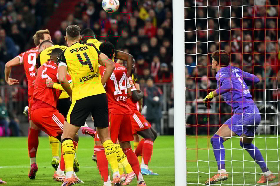 Harry Kane (hinten l, Bayern München) erzielt den Treffer zum 1:0.