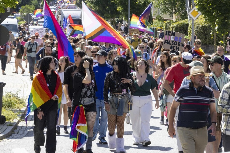 So könnte es am Samstag auch in Freiberg aussehen: Zahlreiche CSD-Teilnehmer werden erwartet, wie vor etwa drei Wochen in Bautzen.