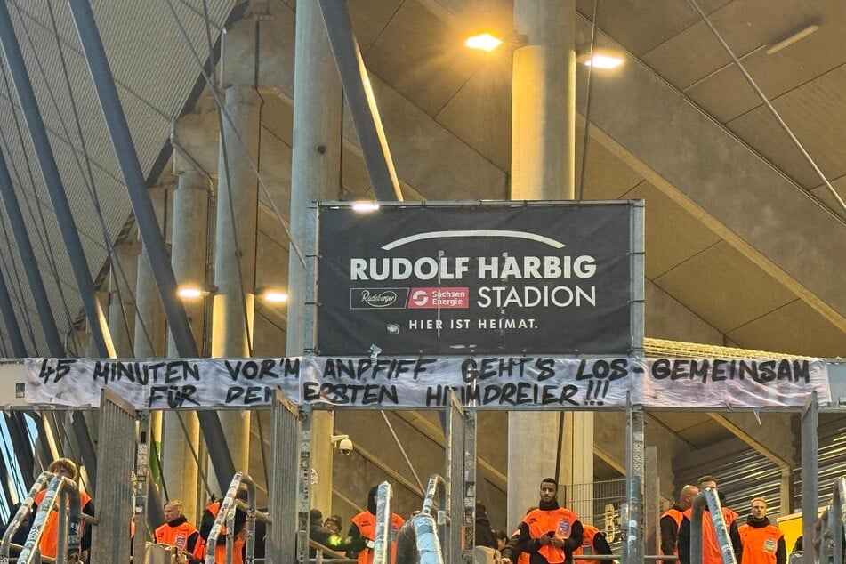 Die SGD-Anhänger wollen den Spielern schon eine Dreiviertelstunde vor Anpfiff richtig einheizen.