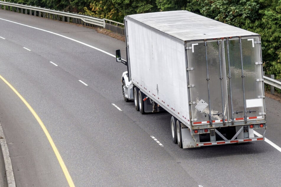 Unfall A9: Vollsperrung auf A9 Richtung Berlin: Lkw-Fahrer mit gesundheitlichen Problemen