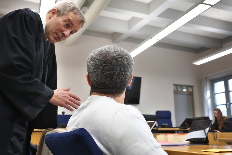 Der 31-Jährige (r.) ist des Doppelmordes an seiner Großmutter und deren Ehemann angeklagt. Neben ihm steht sein Anwalt Felix Dimpfl.