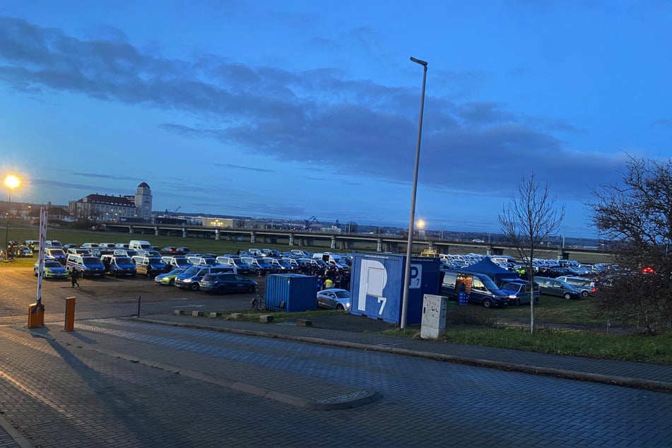 Ein Meer an Einsatzfahrzeugen gegenüber der Dresdner Messe.