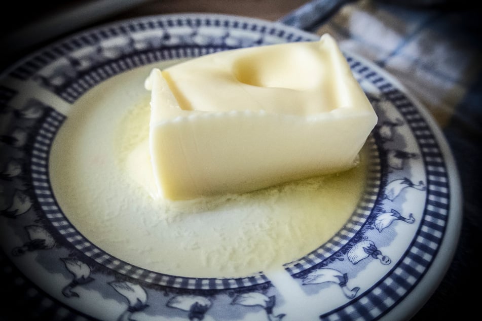 In der Mikrowelle sollte Butter nur sehr kurz erwärmt werden.