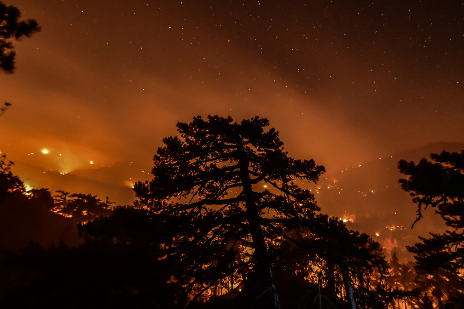 Türkei, Mugla: Ein neues Feuer wütet in einem Wald im Dorf Senyayla.