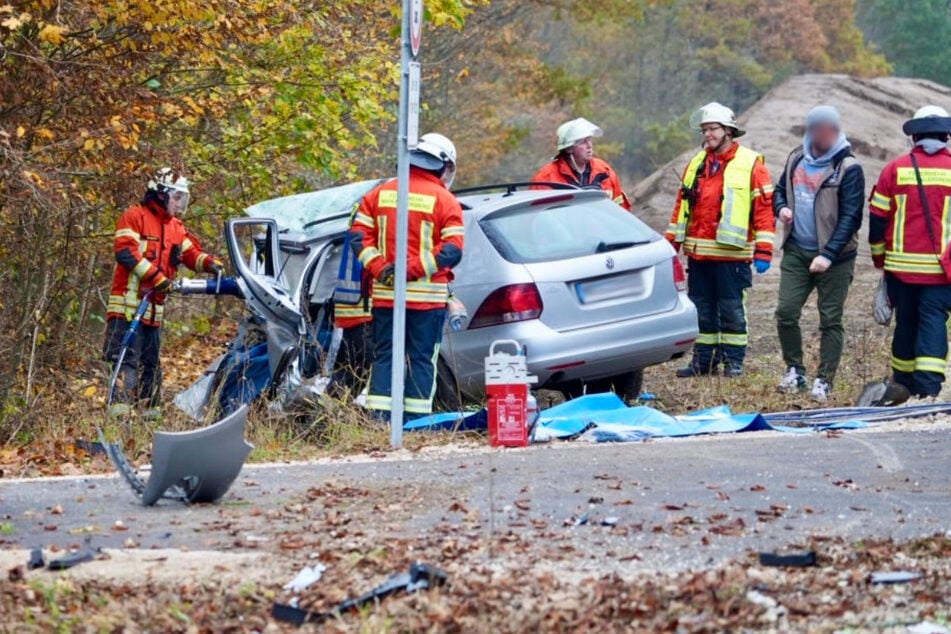 Aus unbekannter Ursache ist am Donnerstagmorgen ein Auto von der Straße abgekommen und gegen einen Baum gekracht. Der Fahrer starb an den Unfallfolgen.