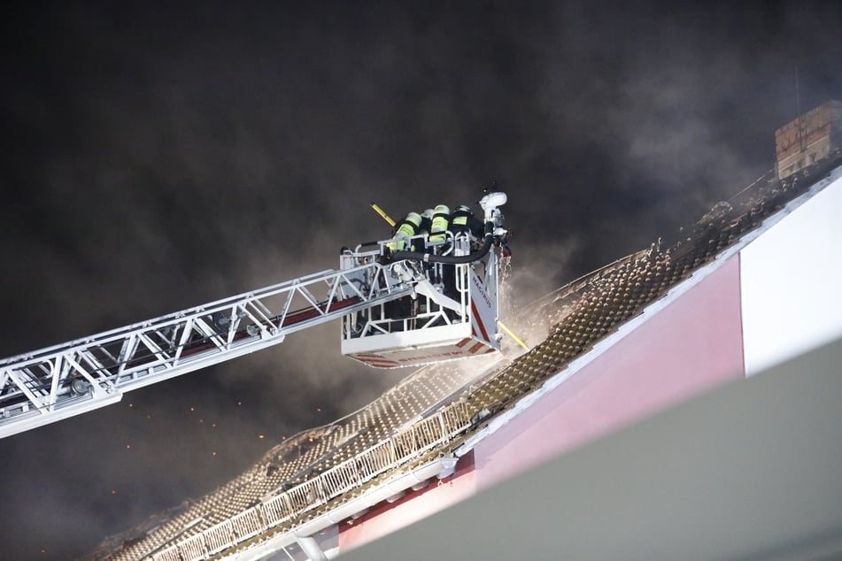 Mit Drehleitern gelangten die Feuerwehrleute zum Brandherd im Dach des Gebäudes.