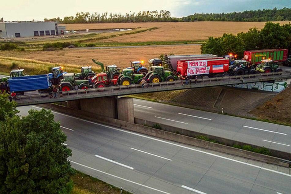 Bauern-Protest: Mit ihren Traktoren stehen die Landwirte bei Grimma auf der B107-Brücke über der A14.