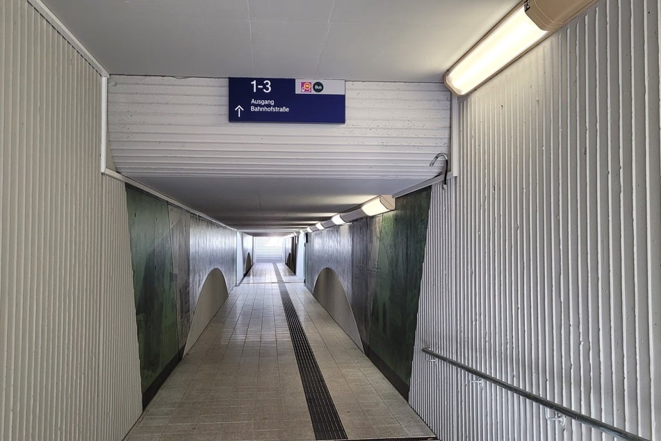 Zu sehen sind an den Wänden vor allem bekannte Häuserfassaden.