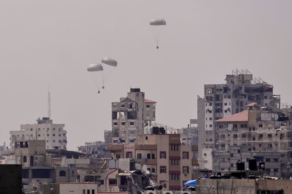 Humanitäre Hilfe wird im nördlichen Gazastreifen für Palästinenser abgeworfen.
