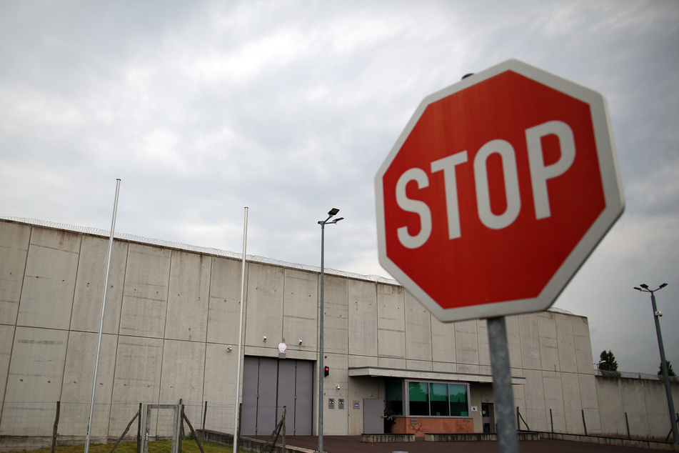In den Gefängnissen in Sachsen-Anhalt soll mehr für Suizidprävention getan werden.