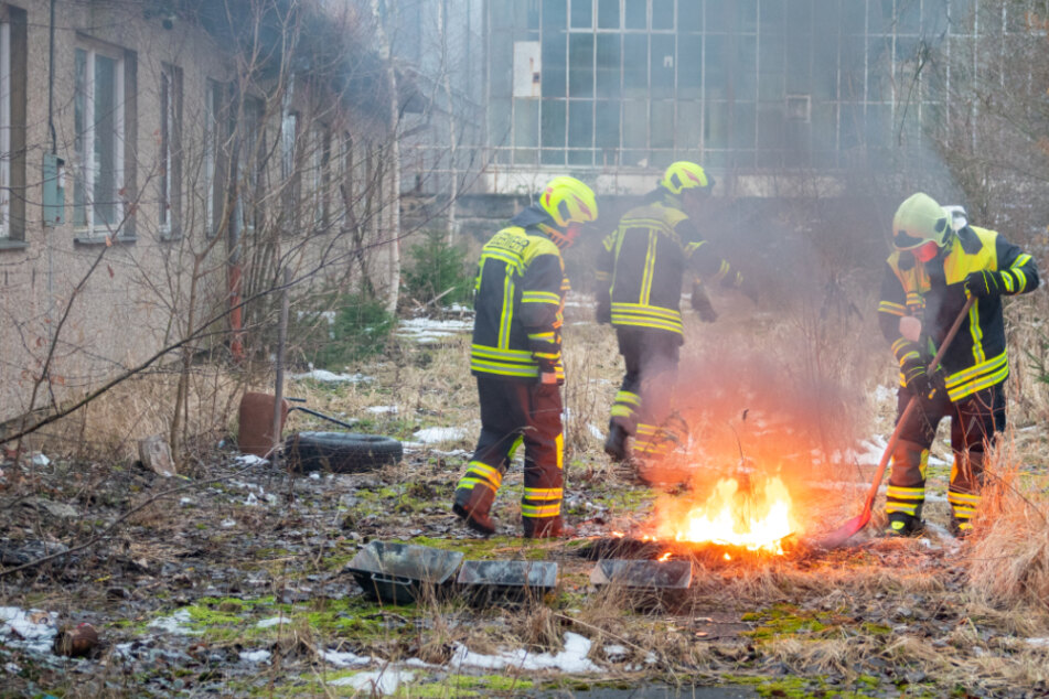 Feuerwehreinsatz im Erzgebirge: Brand bei ehemaligem Betonplattenwerk