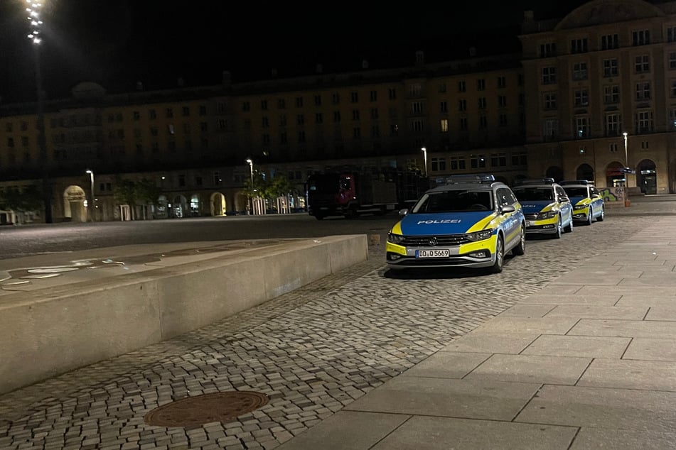 Der Mann wurde am Dresdner Altmarkt attackiert. Einsatzkräfte der Polizei waren vor Ort.