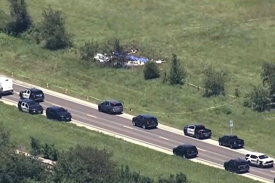 Infolge des Unglücks sperrten die Behörden auch eine Straße in der Nähe des Flugplatzes.