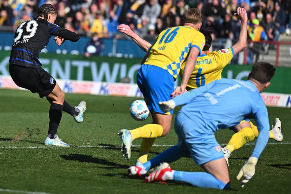 Derry Scherhant (l.) erzielt kurz vor der Halbzeit das 2:0.