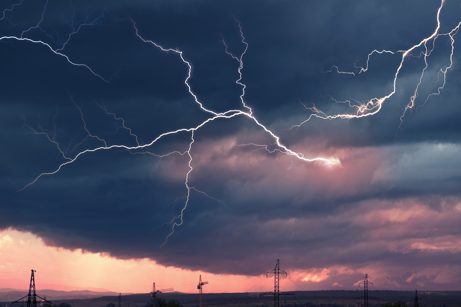Ab Samstagnachmittag kann es in Sachsen zu teils heftigen Gewittern kommen. Auch in der Nacht zum Montag kann es knallen. (Symbolbild)