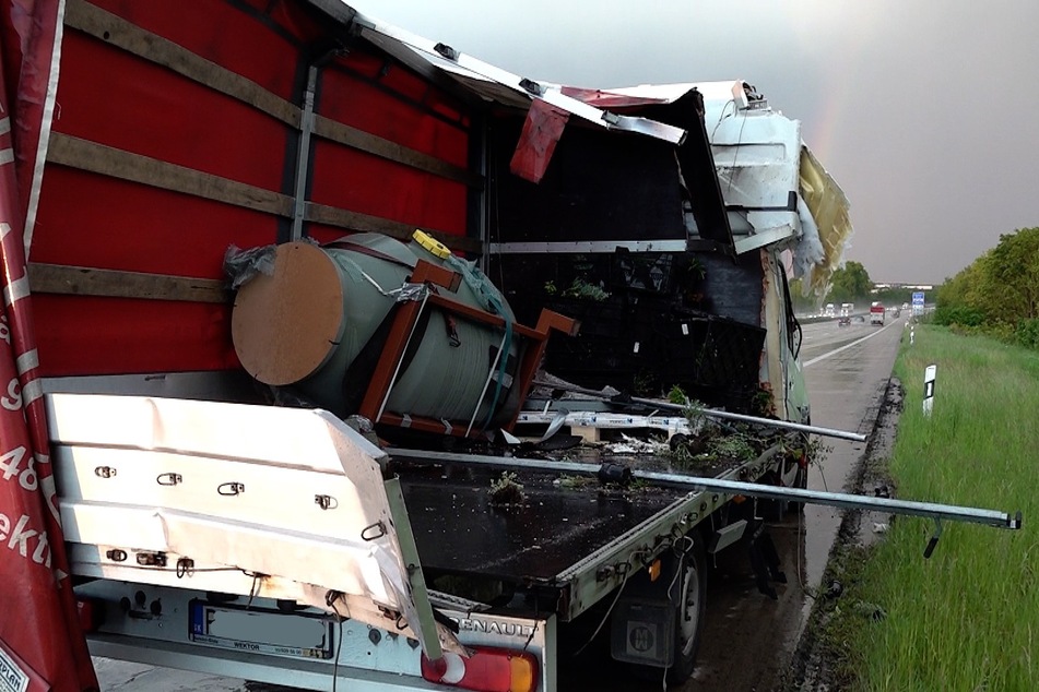 Der Fahrer dieses Transporters hatte extremes Glück, dass er am Stauende noch ausweichen konnte und "nur" die Beifahrerseite zerstört wurde. Er selbst blieb unverletzt.