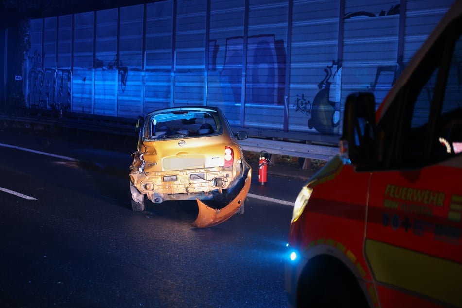 Der Nissan Kleinwagen hatte sich nach einem Zusammenprall mit der Leitplanke mehrfach gedreht und war schließlich auf dem rechten Fahrstreifen zum Stehen gekommen.