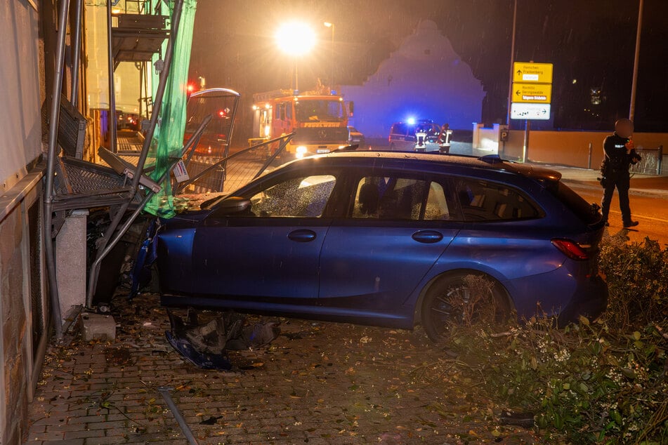 Auf der Bahnhofsstraße in Mittweida hat es am Dienstagabend ordentlich gekracht: Ein BMW kollidierte mit einem Baugerüst.