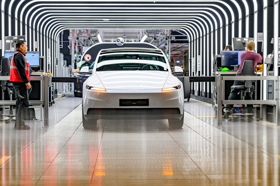 Für die Batteriezellproduktion in Grünheide plant Tesla die Einstellung von über 1500 zusätzlichen Beschäftigten.