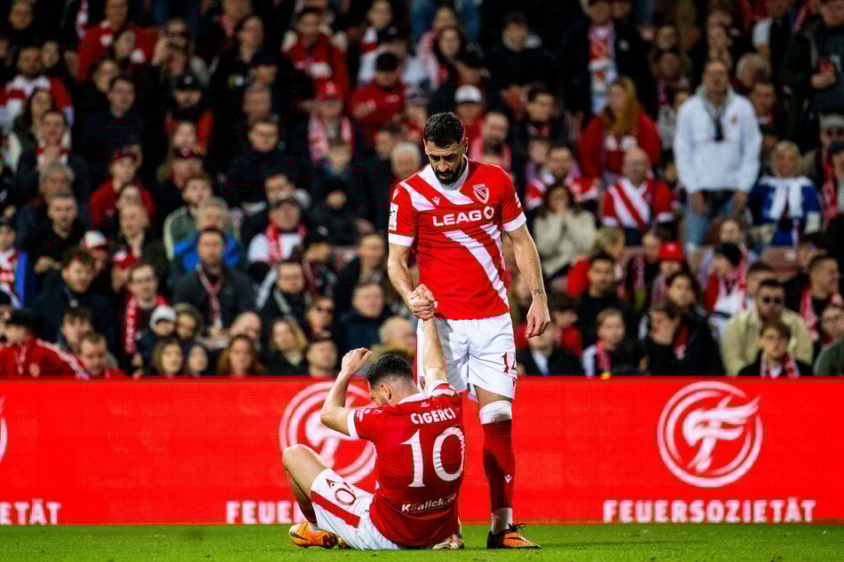 Tolga Cigerci (34, o.) ist wieder fit und könnte seinem Bruder Tolcay (31, u.) den Rücken gegen Essen freihalten.