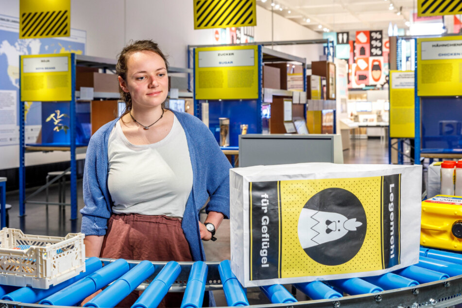 Museums-Praktikantin Anne Fiebig (23) betrachtet die Ausstellungsabteilung "Logistikzentrum".
