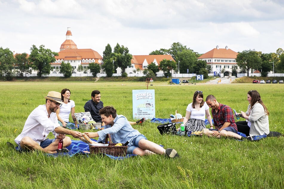 A picture placed on the Dresden festival site, with the buildings of the former slaughterhouses in the background: it will look something like this when there is a picnic to music.