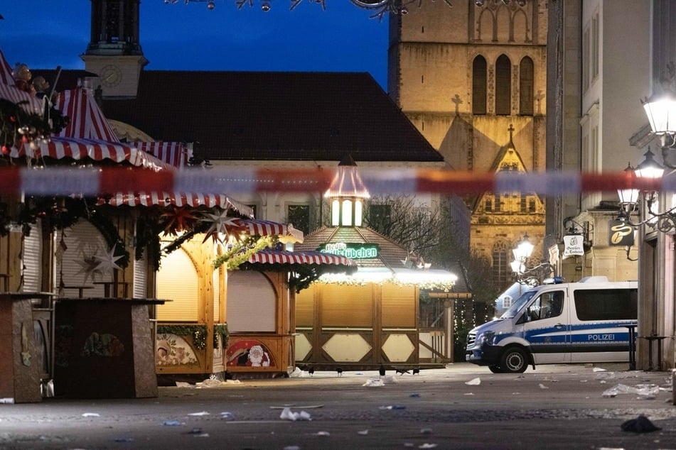 Am damaligen Tatort auf dem Alten Markt vor dem Rathaus soll eine Begehung stattfinden. (Archivbild)