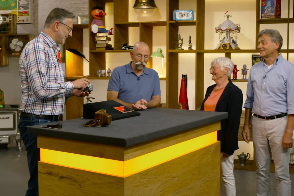 Wilma Wildemann und ihr Bekannter Claus Schürmeier aus Ochtrup wollen bei "Bares für Rares" eine alte Kamera verkaufen.