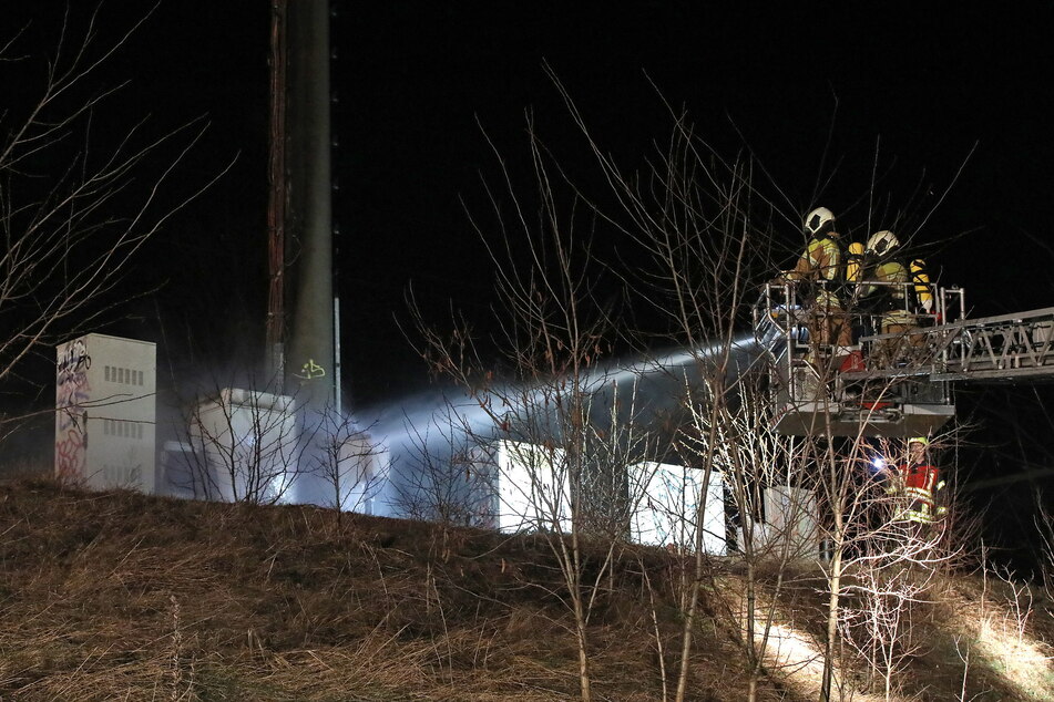 Die Feuerwehr konnte nicht verhindern, dass 22.000 Euro Schaden an dem Mast zurückbleiben.