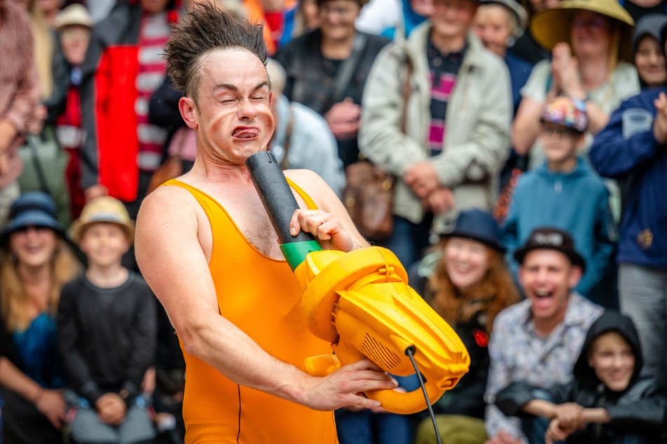 Chemnitz: Impf-Gegner attackiert Clown beim Chemnitzer Hut-Festival