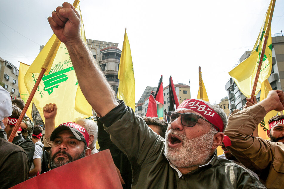 Menschen schwenken Hisbollah-Fahnen, während einer Solidaritätsdemonstration mit den Palästinensern in der libanesischen Hauptstadt Beirut.