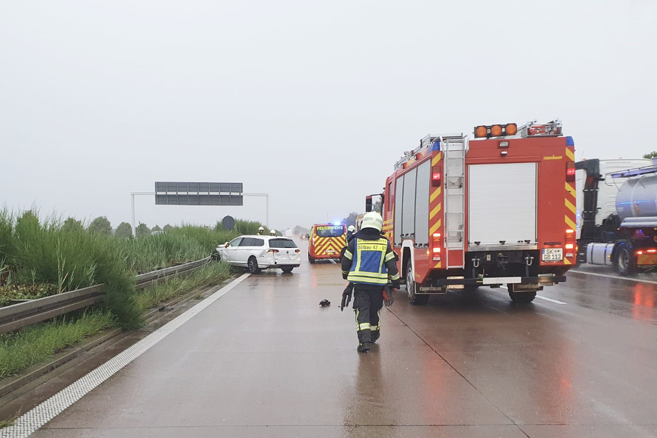 Zwei Fahrstreifen waren am Donnerstagmorgen auf der A14 gesperrt, nachdem ein Skoda in den VW gekracht ist.