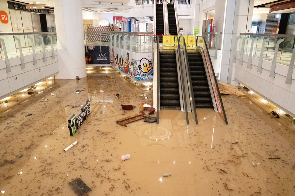 In einem Einkaufszentrum in Hongkong sammelte sich das Wasser. Stühle und Bänke schwammen an der Oberfläche.