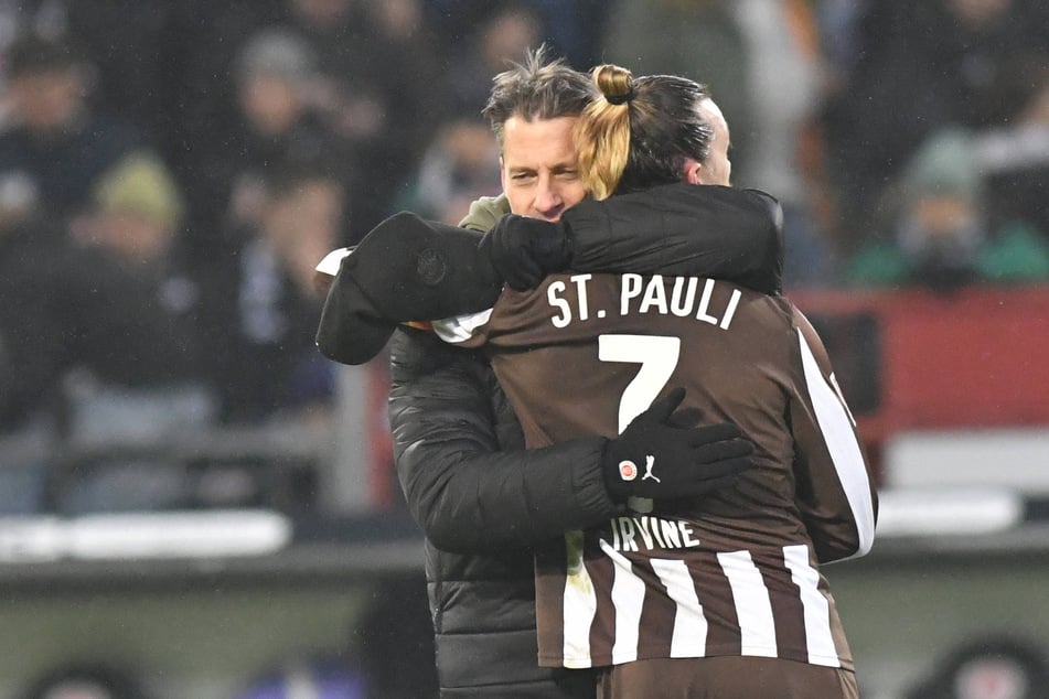 St. Paulis Trainer Alexander Blessin (52, l) zollte seinem Kapitän Jackson Irvine (32) großen Respekt.