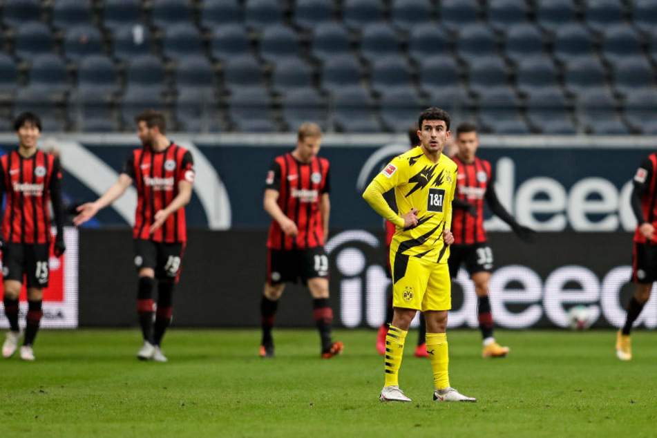 Die Eintracht-Spieler freuen sich über den Treffer von Daichi Kamada (l.) zum 1:0. Dortmunds Mateu Morey (2.v.r.) steht konsterniert auf dem Platz.