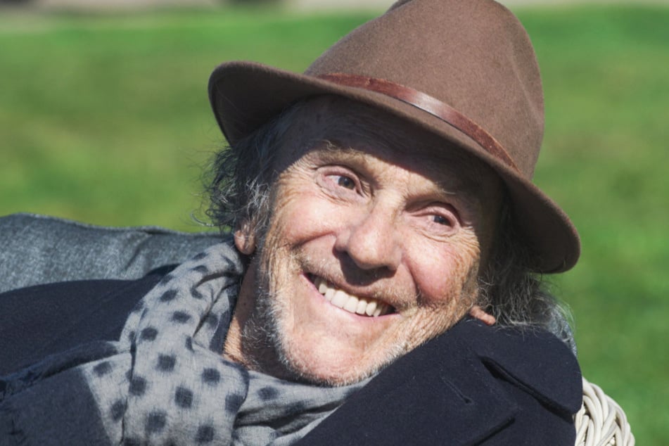 Jean-Louis Duroc (Jean-Louis Trintignant, 89) verbringt seinen Lebensabend in einem luxuriösen Seniorenheim.