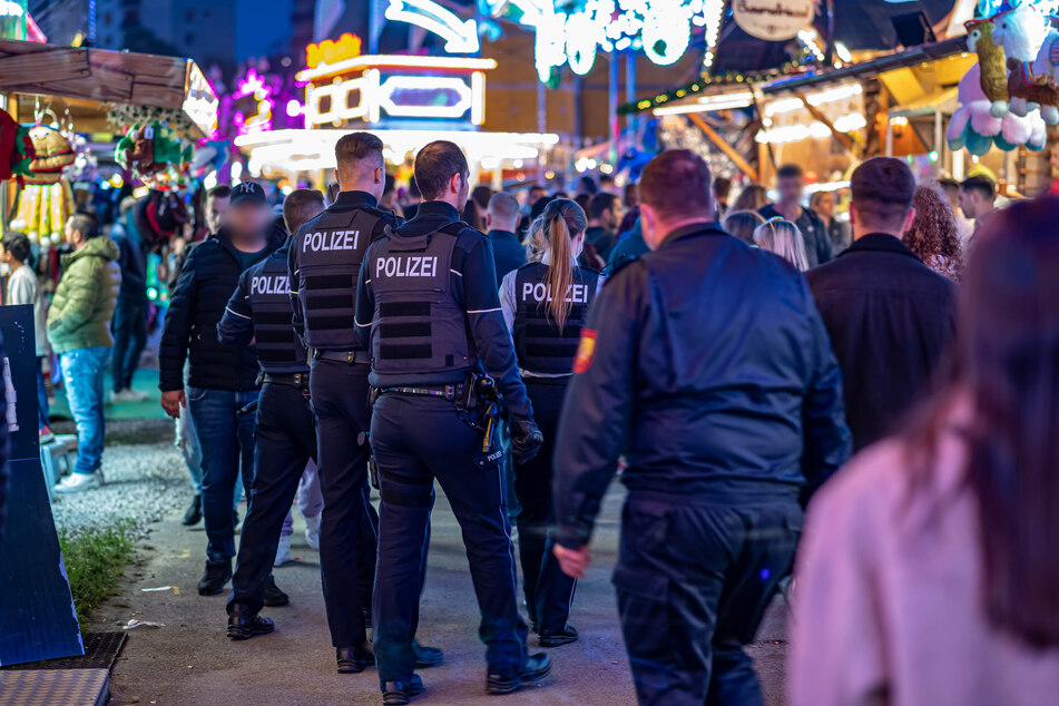 Polizisten sicherten am Samstagabend die Spuren auf der Kirmes in Lüdenscheid.