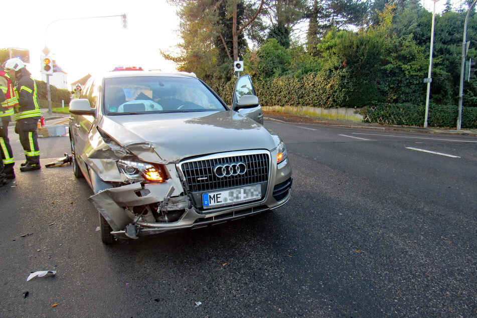 Der Audi wurde bei dem Unfall stark beschädigt.