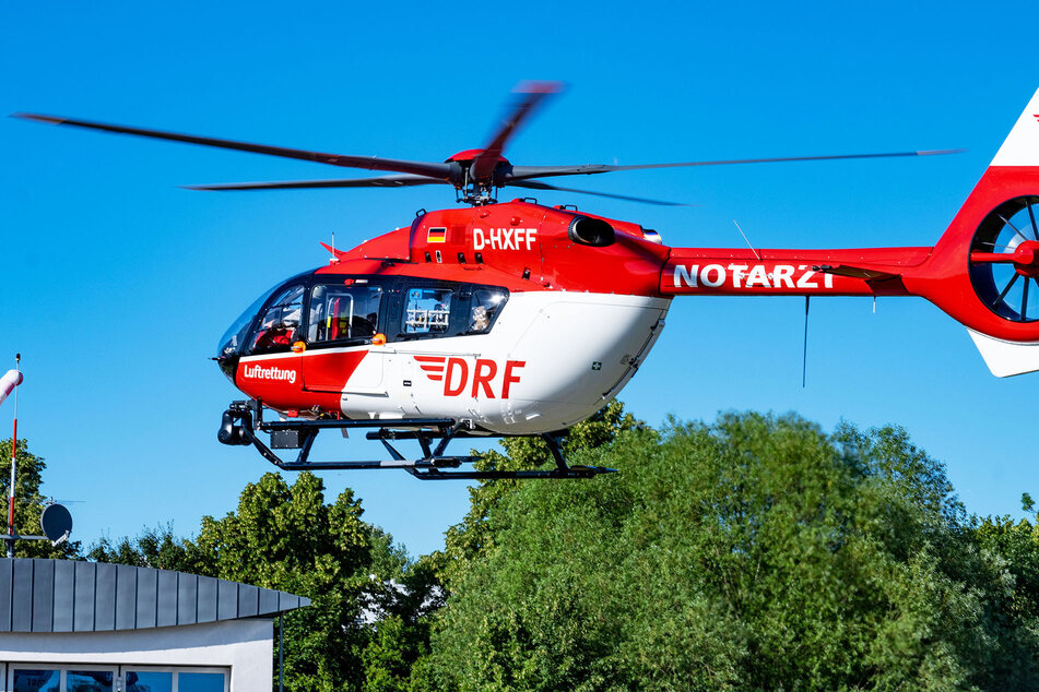 Mittels Hubschrauber wurde der Apfel-Pflücker (82) in ein Krankenhaus gebracht. (Symbolbild)